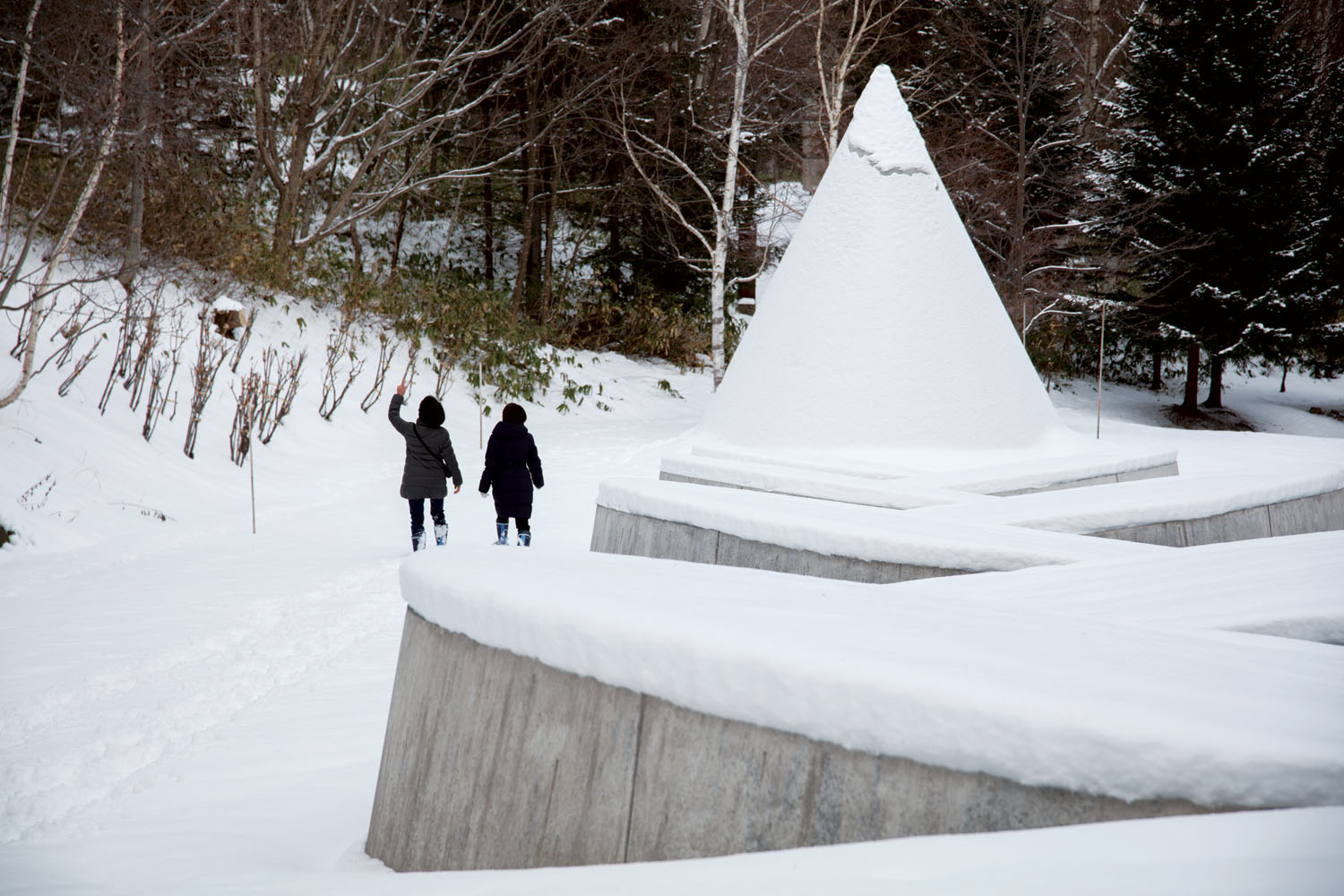 ■ホテルの窓から眺める雪景色のなかへ