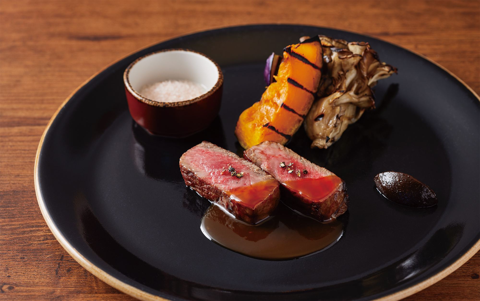 東京・新宿 HOTEL GROOVE SHINJUKU, A PARKROYAL Hotel「栃木県産霧降高原牛ロース肉の石窯グリル」