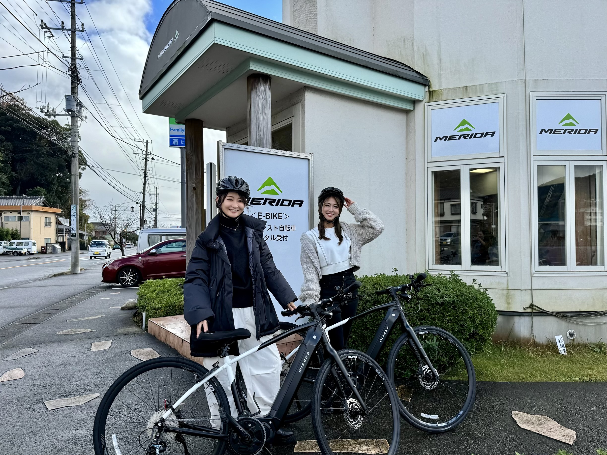 E-BIKEで出発する山吹さんと木村さんの写真