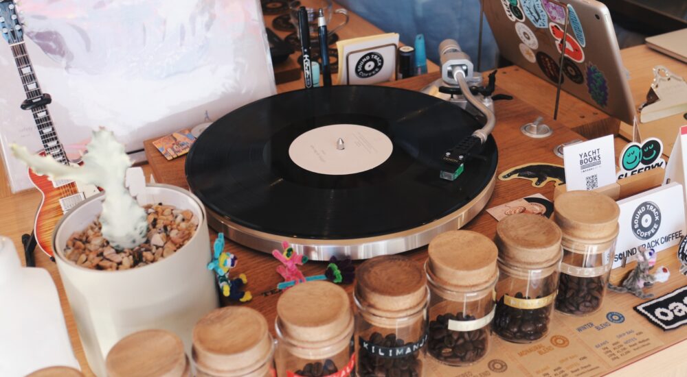 コーヒーとレコードの温もりが日常に寄り添う 「SOUND TRACK COFFEE STAND」