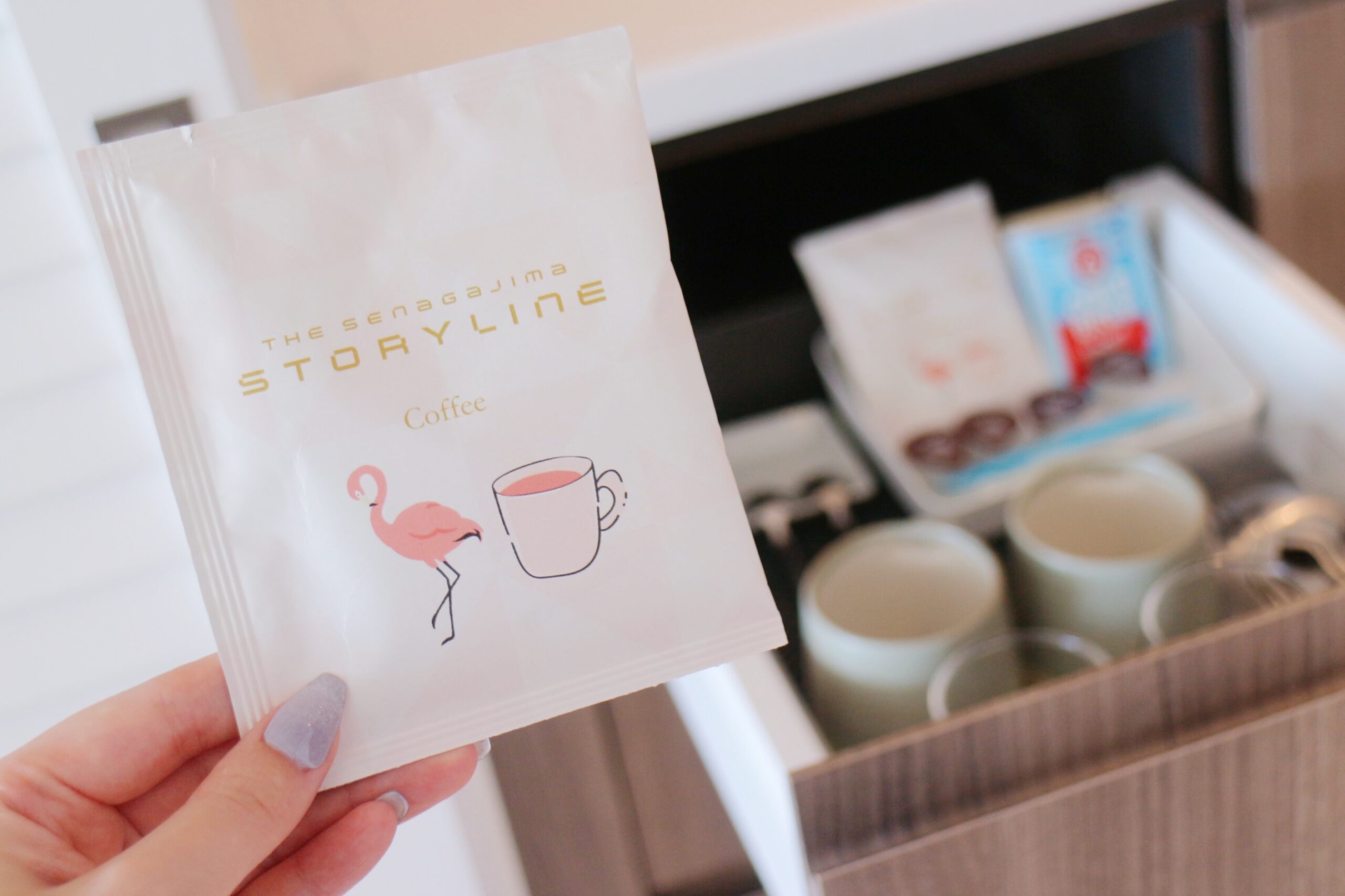 コーヒーバッグを手にしている様子