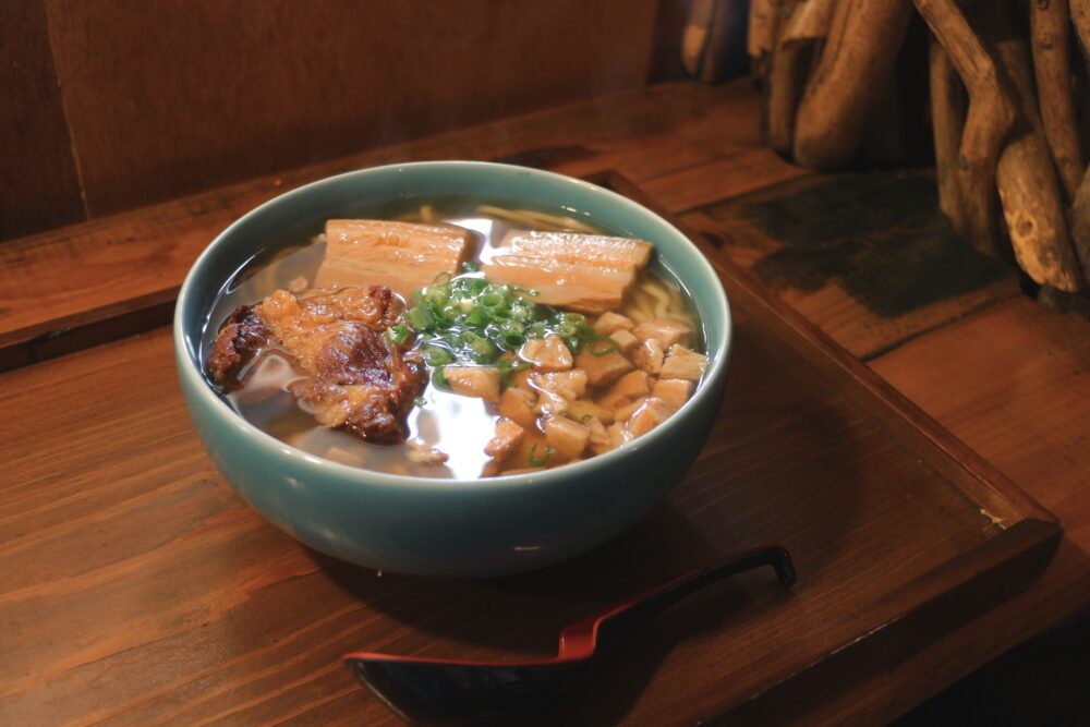 伝統×革新で魅せる、沖縄そばの新しいかたち那覇「OKINAWA SOBA EIBUN