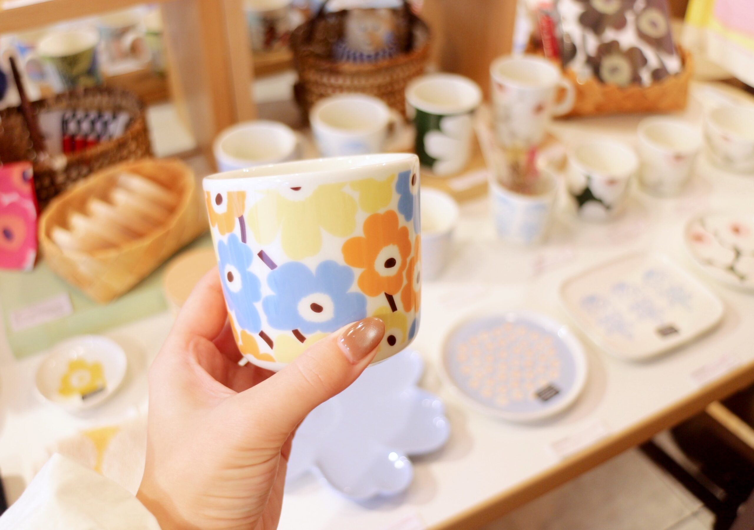 マリメッコのカップを手にしている様子