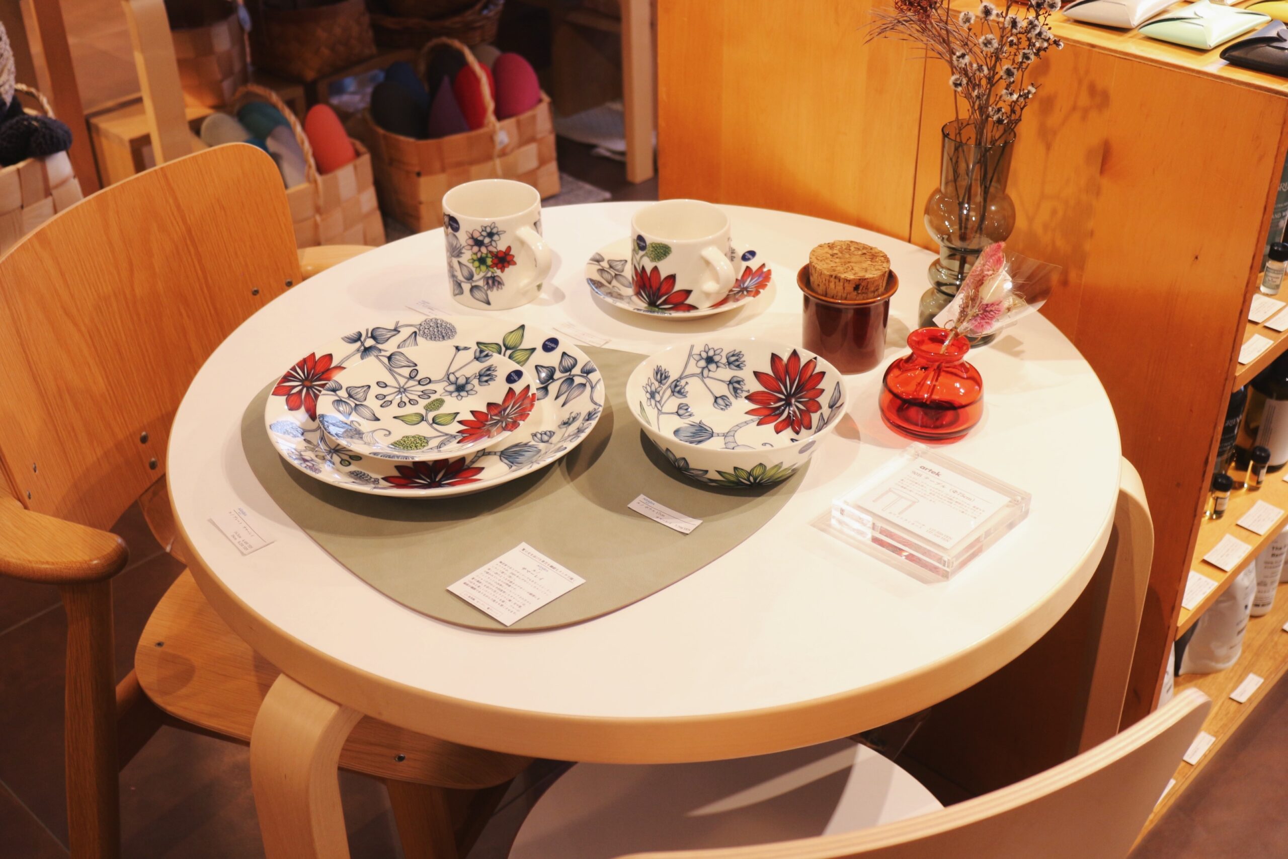 アルテックのテーブルに置かれたアラビアの食器