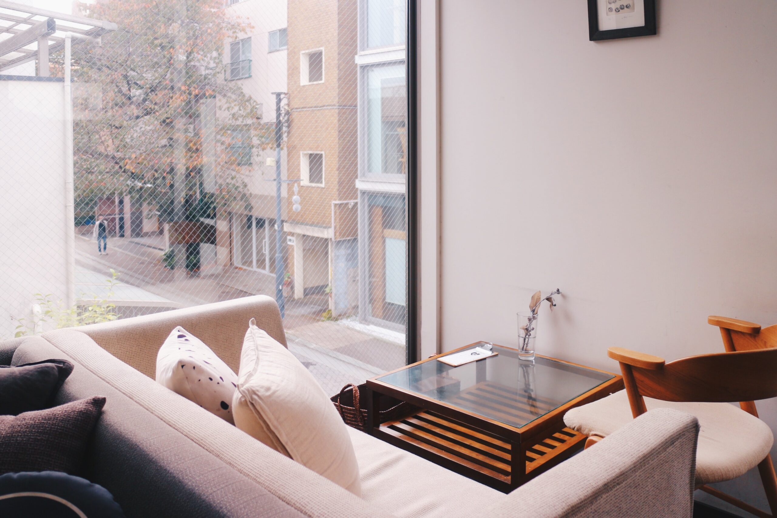 吉祥寺のカフェ「リュモンコーヒースタンド」のソファ席