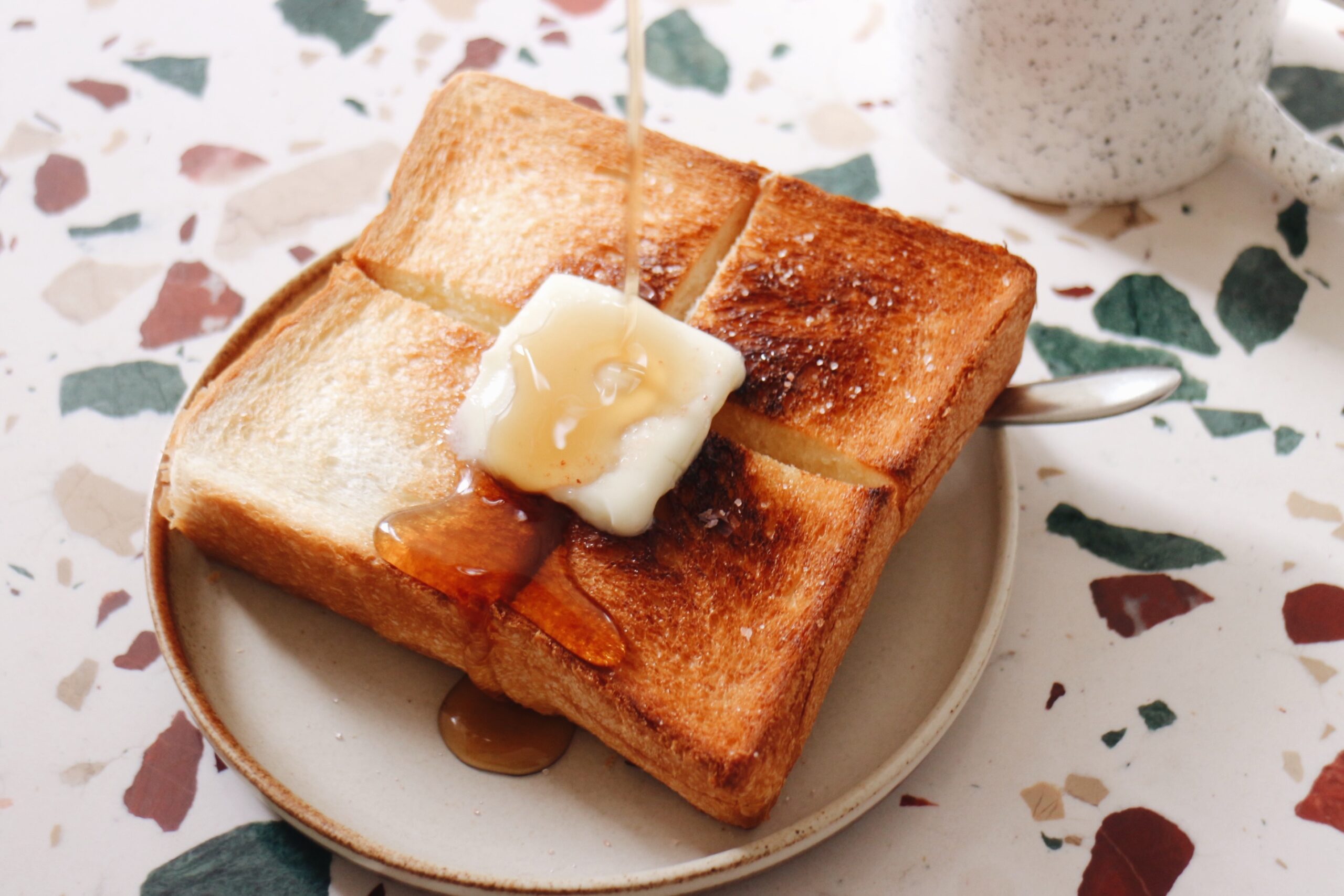きび砂糖がかかった吉祥寺のカフェ「リュモンコーヒースタンド」のバタートースト