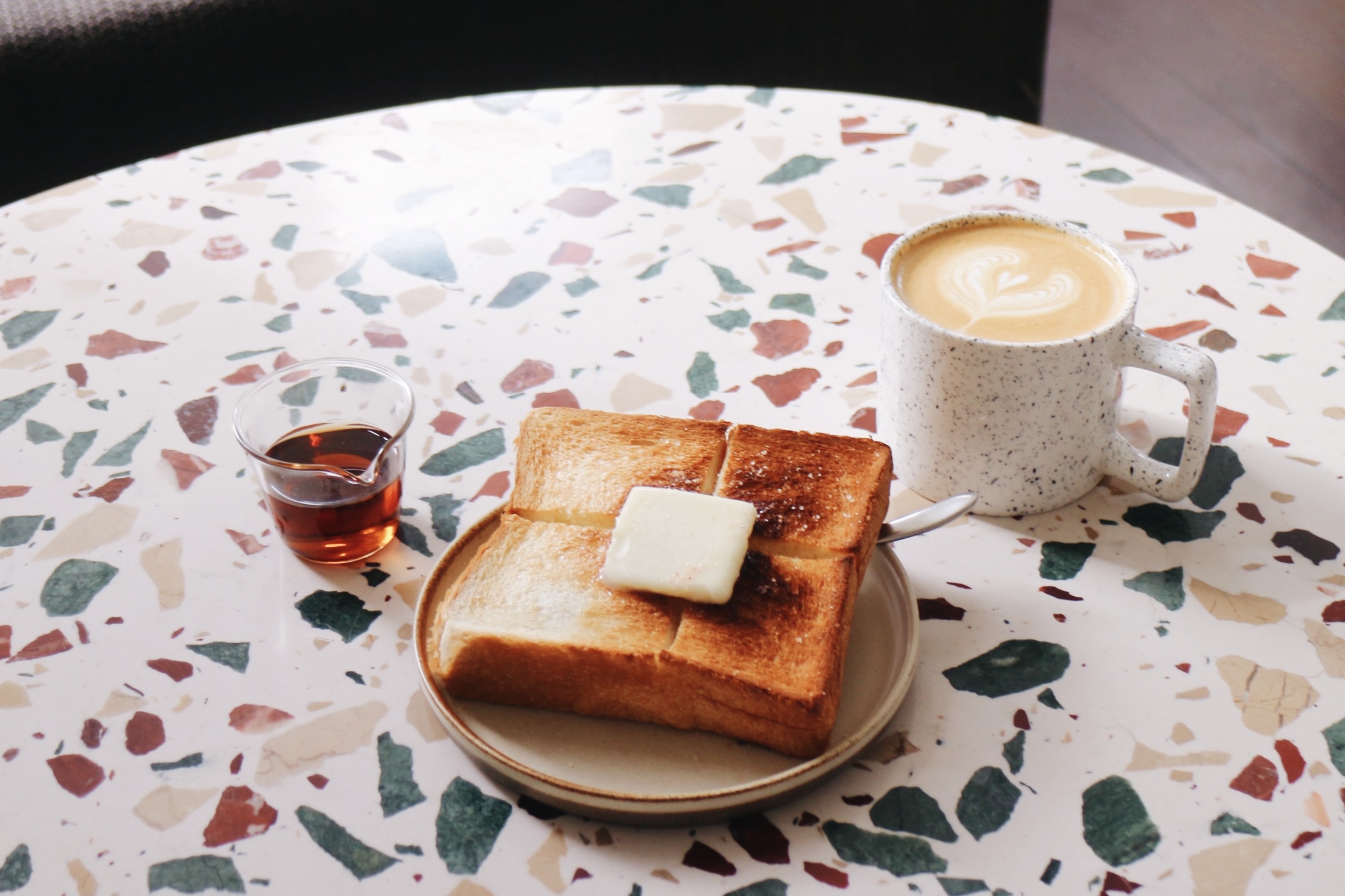 吉祥寺のカフェ「リュモンコーヒースタンド」のバタートーストとラテ