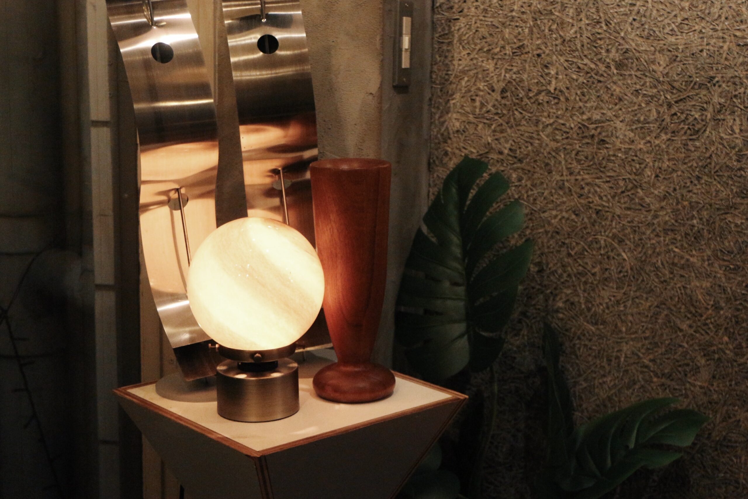 吉祥寺の居酒屋「呑楽Neko」照明やオブジェの置かれたテーブル