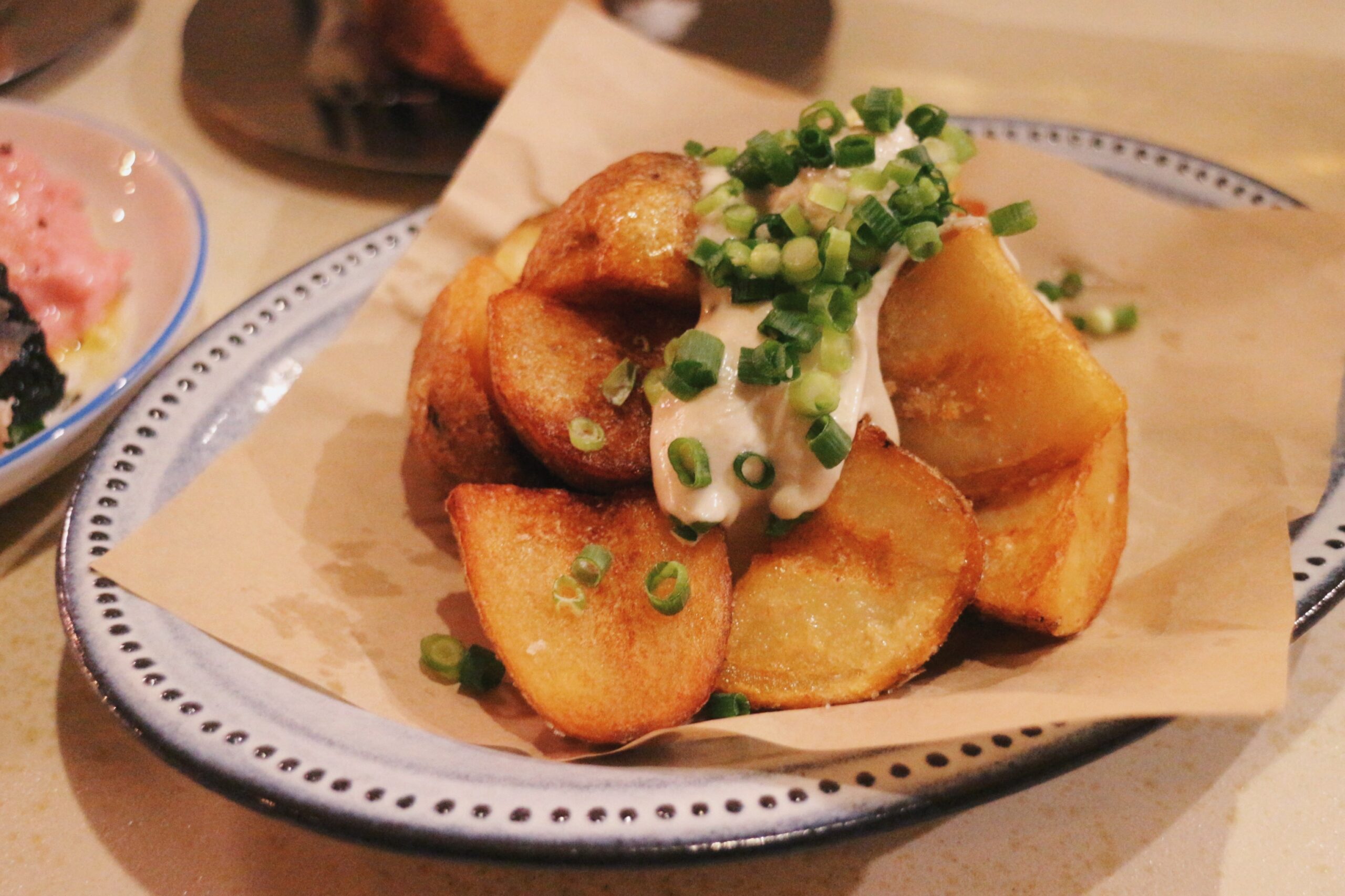 吉祥寺の居酒屋「呑楽Neko」器に盛られたフライドポテト