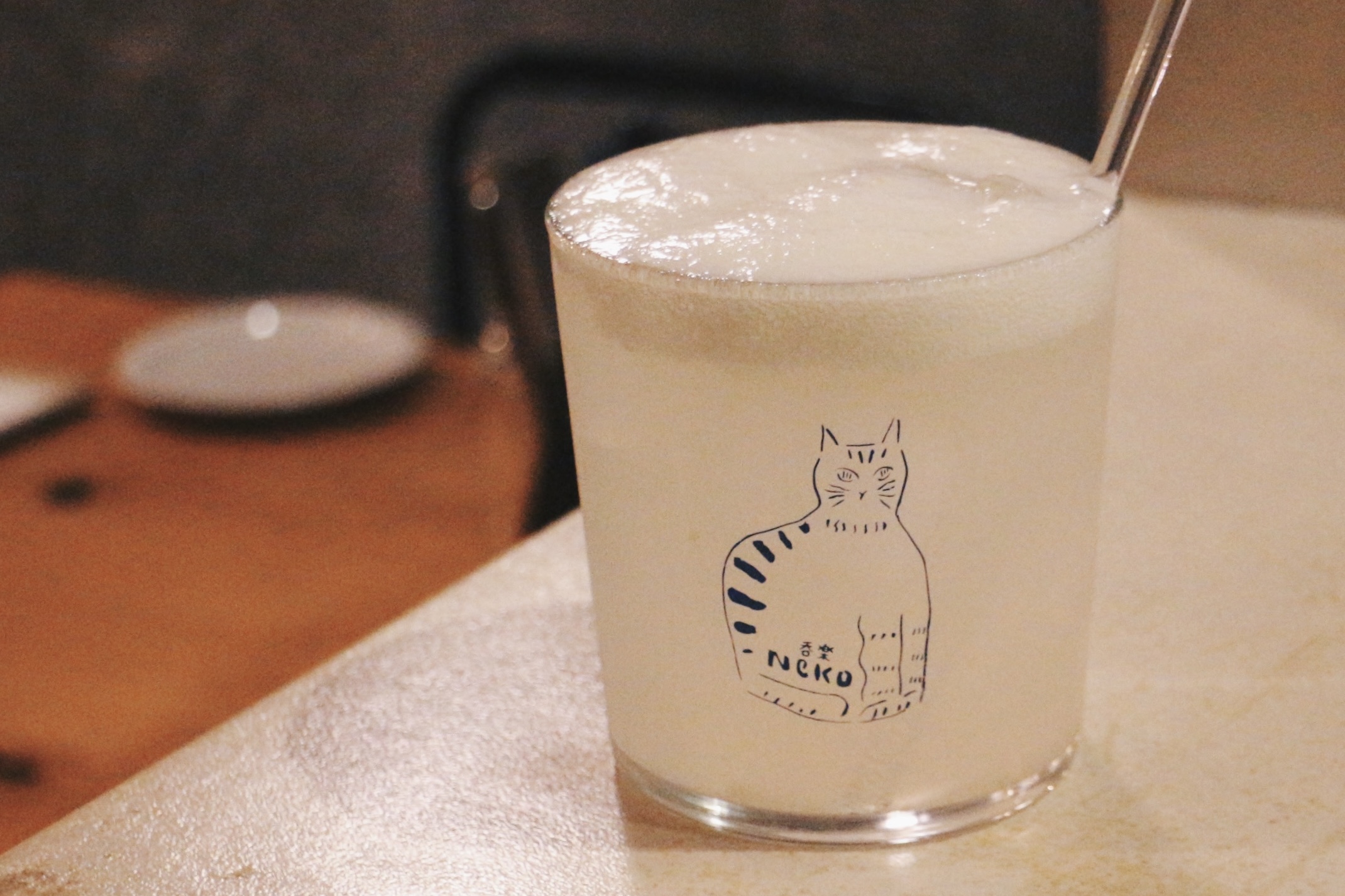 吉祥寺の居酒屋「呑楽Neko」猫のイラストが描かれたグラスに入ったレモンサワー