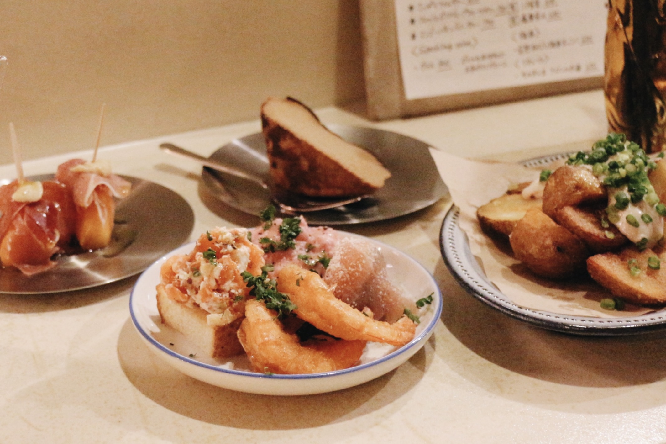 吉祥寺の居酒屋「呑楽Neko」器に盛られた料理やケーキ