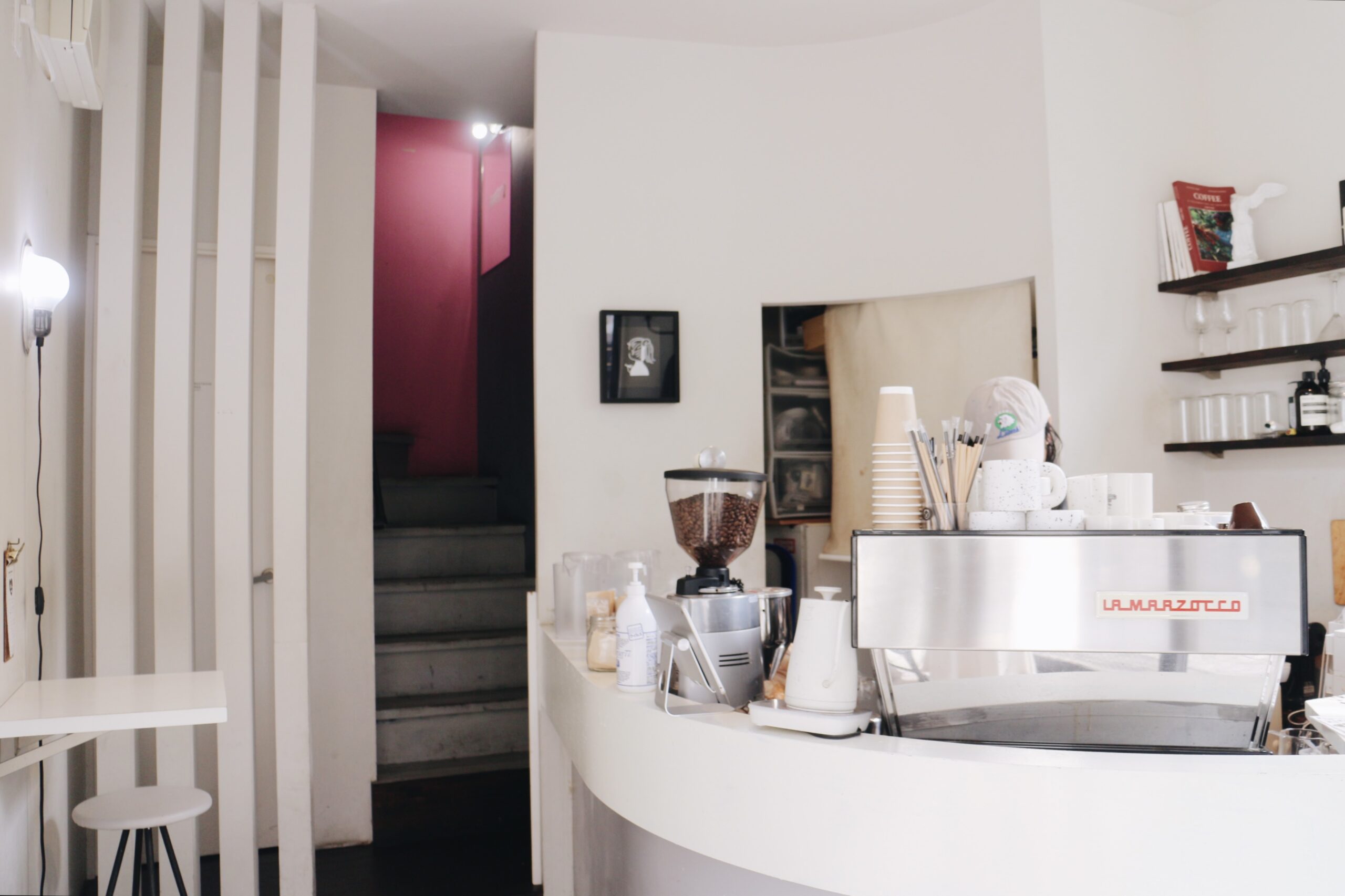 吉祥寺のカフェ「リュモンコーヒースタンド」のカウンターと店内