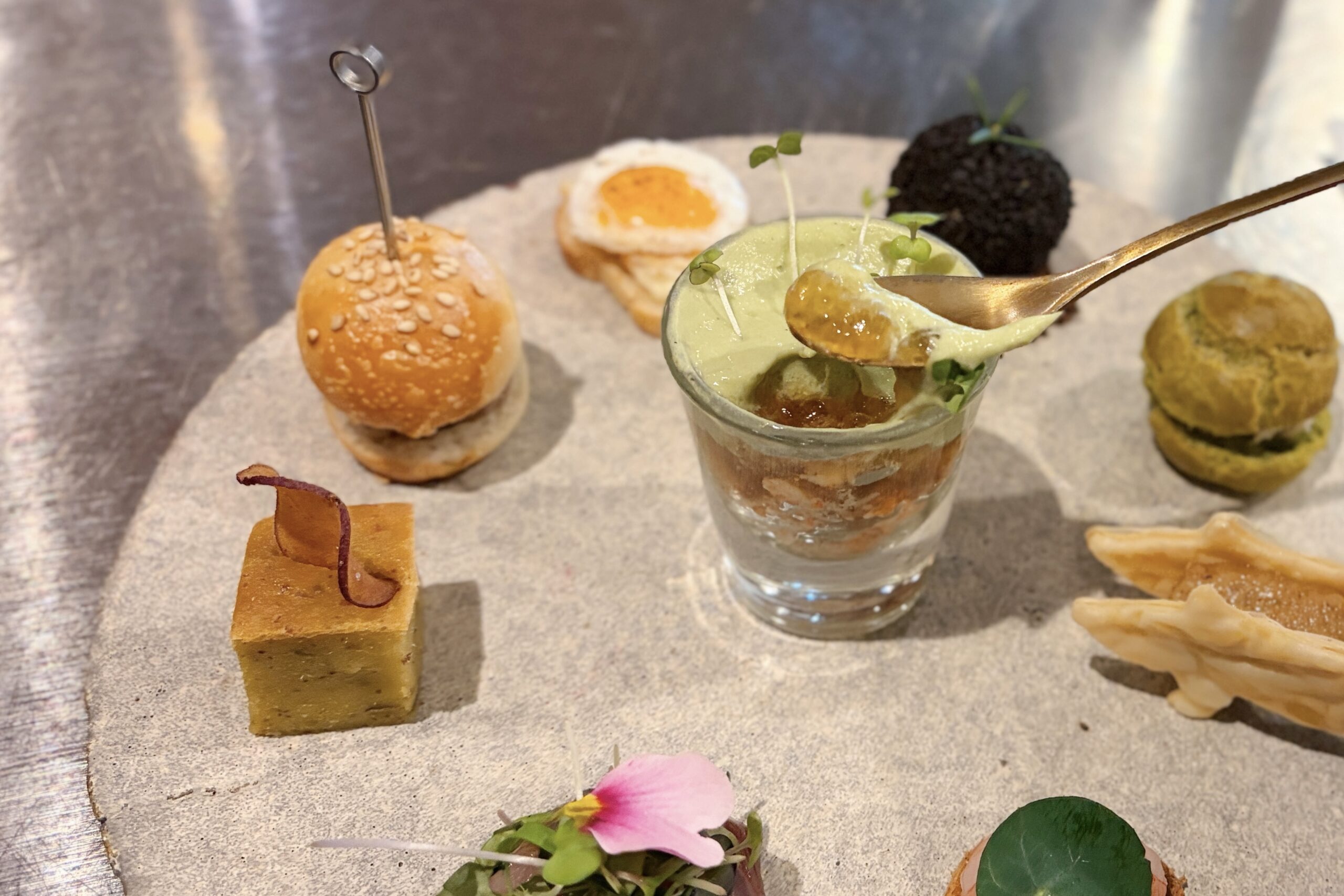 金沢のフレンチビストロ「MOET」　前菜をスプーンですくう様子