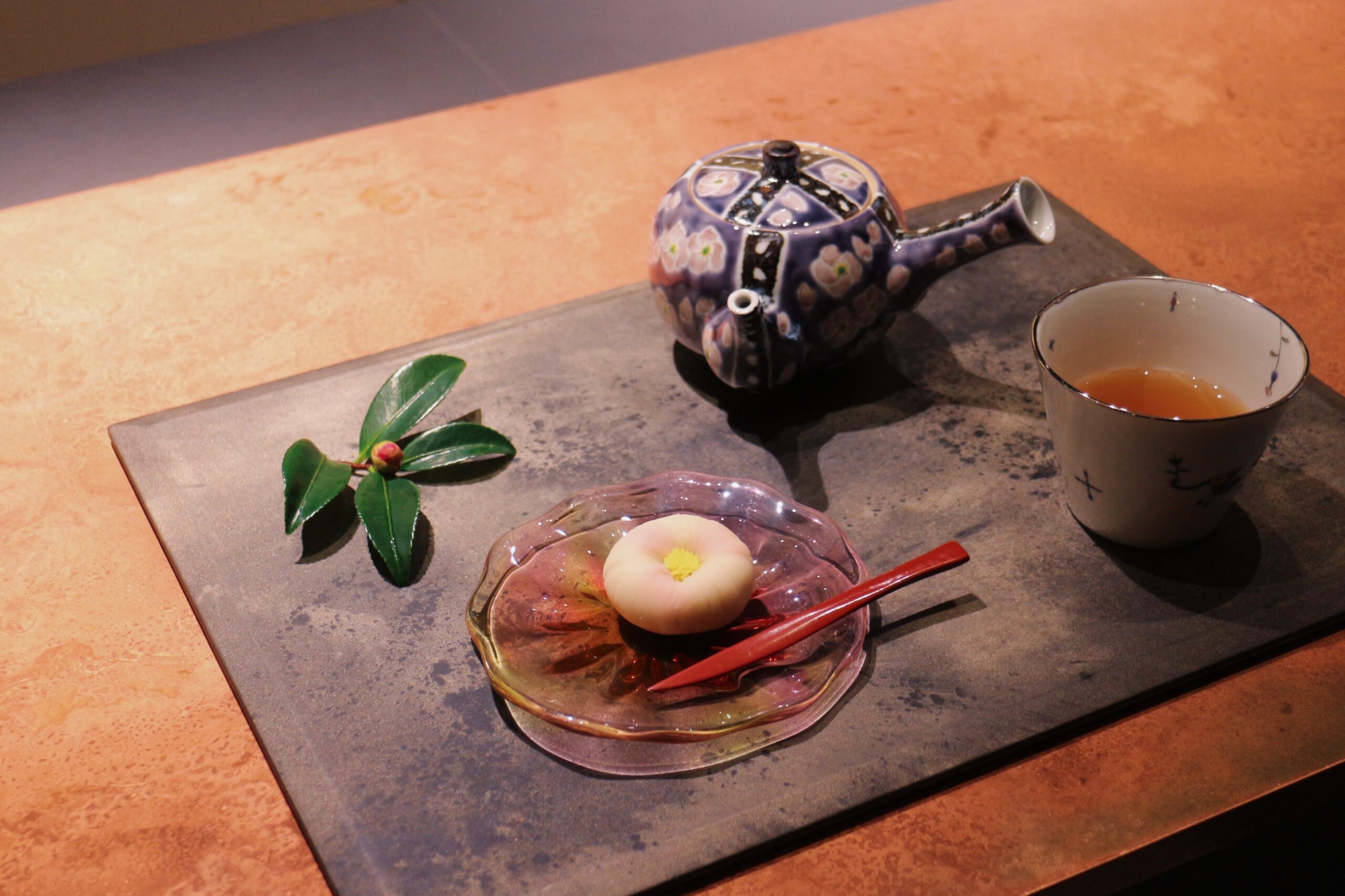 金沢「一笑」　お盆にのった和菓子と急須と焙じ茶