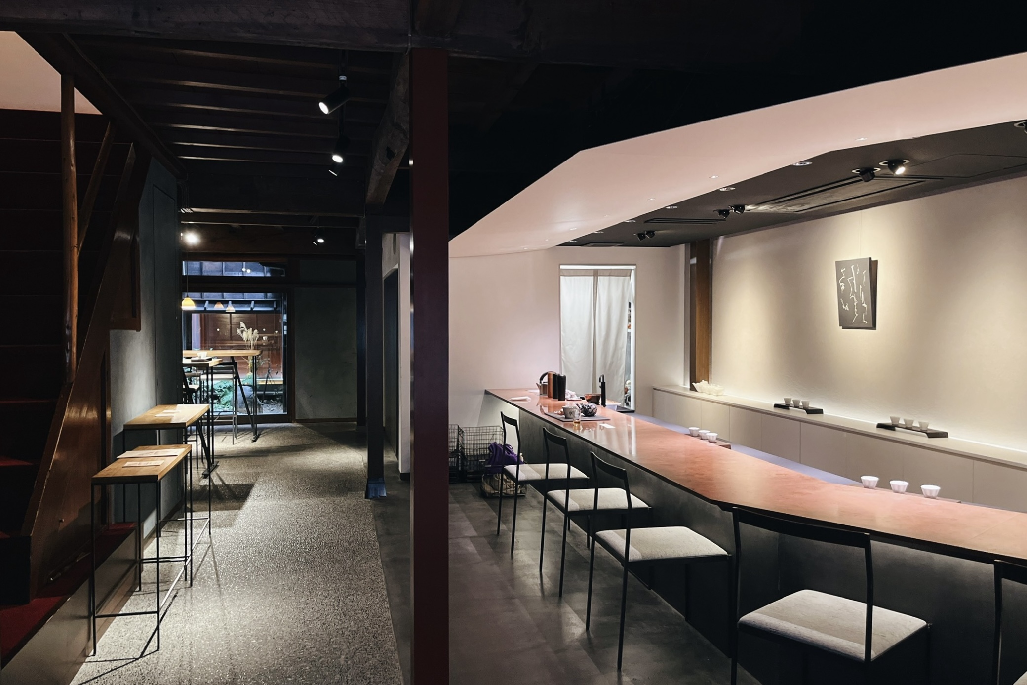 カウンター席が並ぶ金沢「一笑」の内観