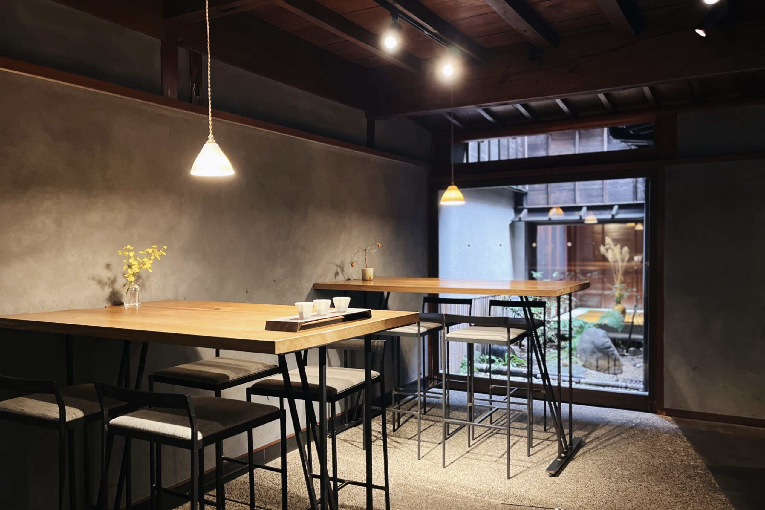 金沢「一笑」のテーブル席と中庭