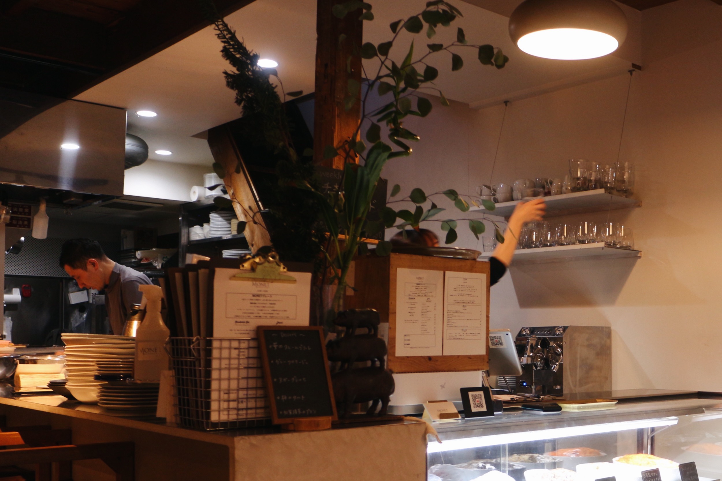 金沢のフレンチビストロ「MOENT」のキッチン