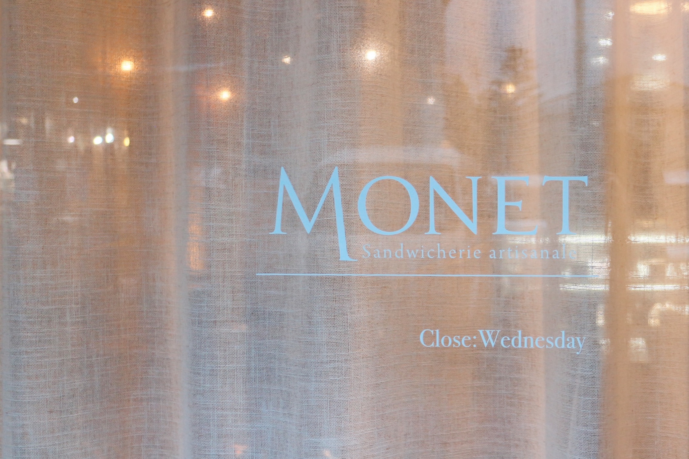 「MONET」と書かれたガラス窓