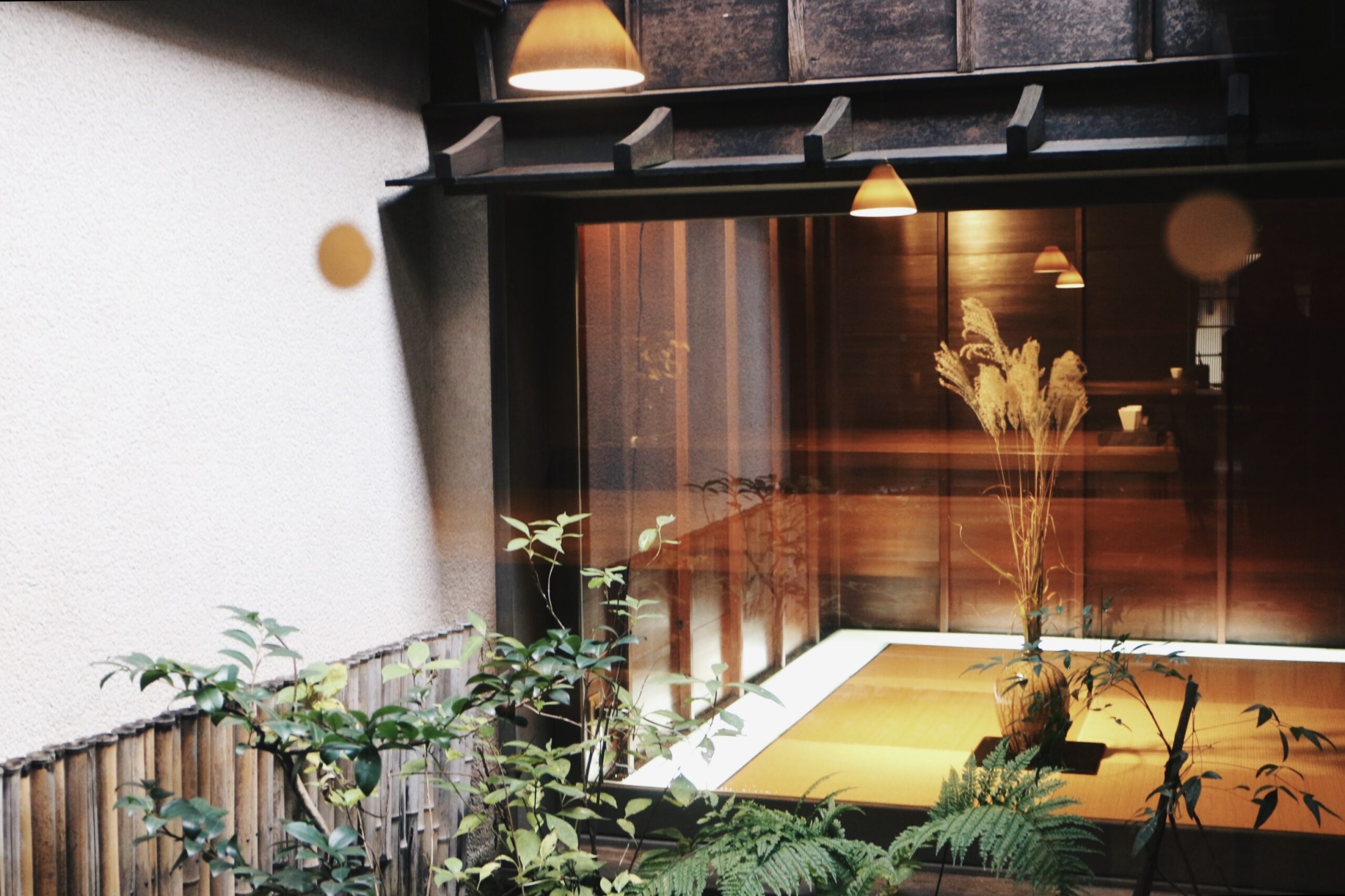 金沢「一笑」の中庭と和室