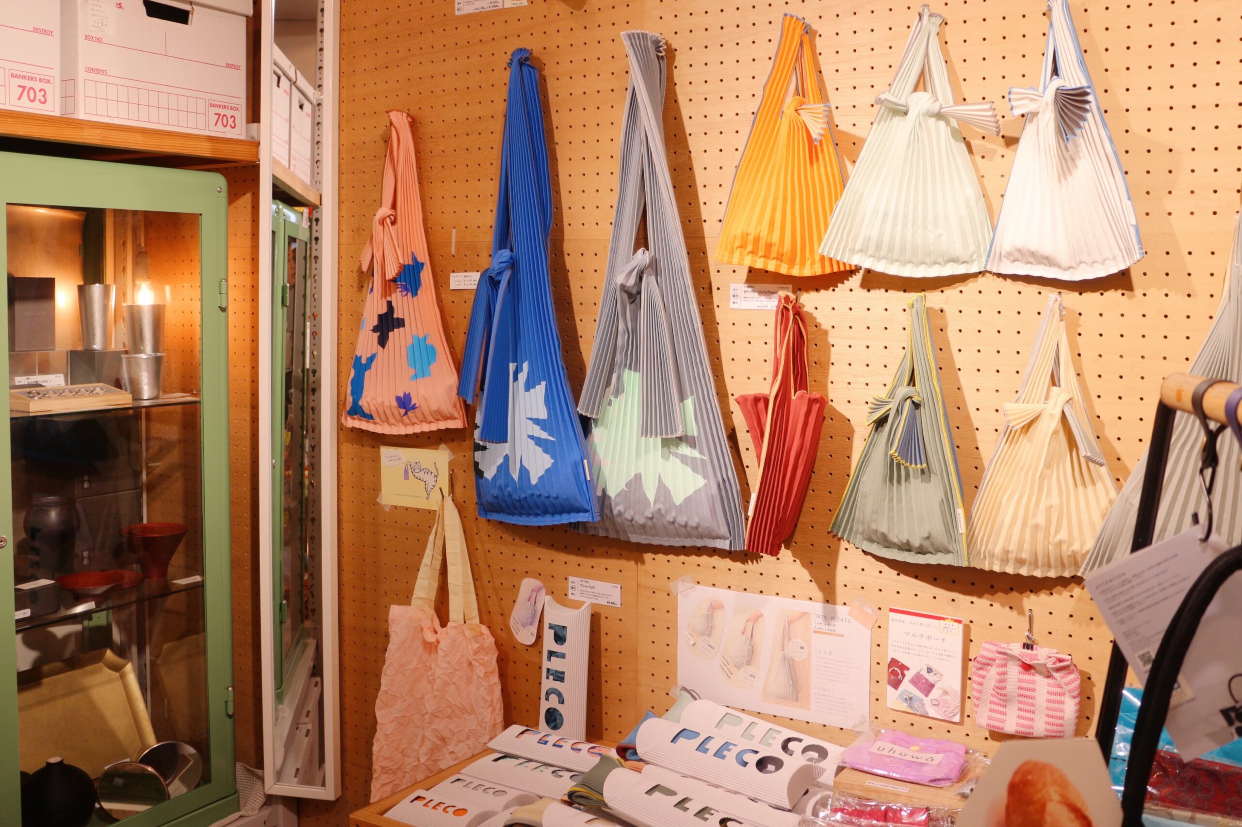 壁に飾られたプリーツバッグ