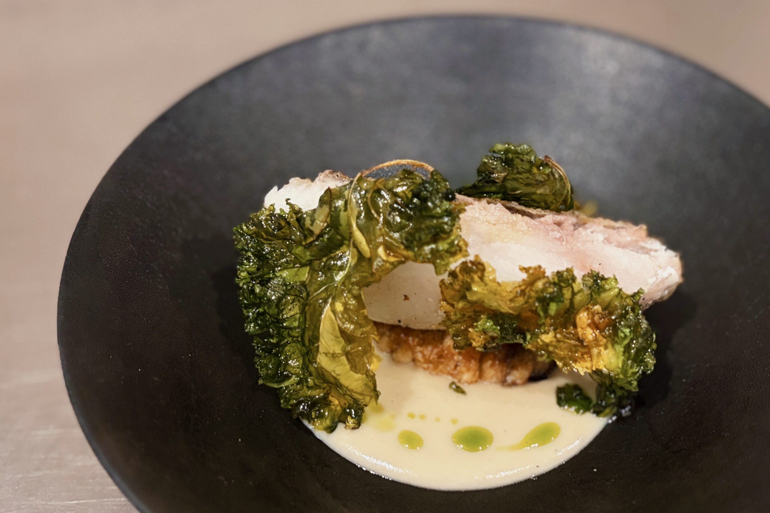 金沢のフレンチビストロ「MOET」　黒い器に盛られた真鯛のロースト