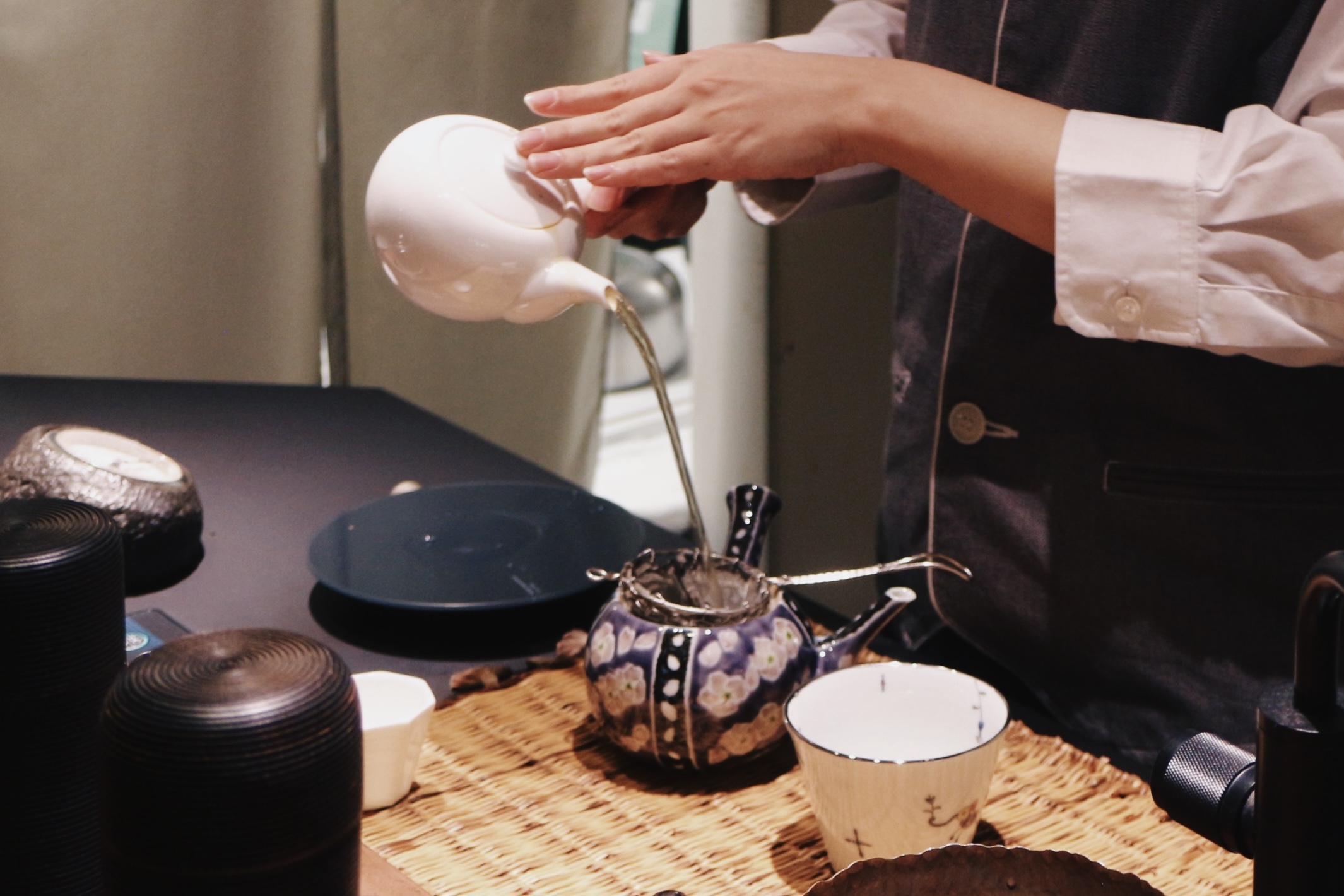 金沢「一笑」　急須でお茶を淹れる様子