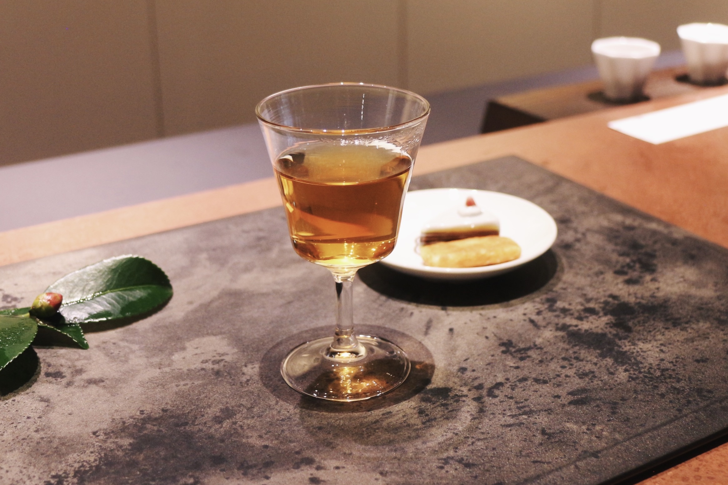 金沢「一笑」　お盆にのった焙じ茶とお菓子