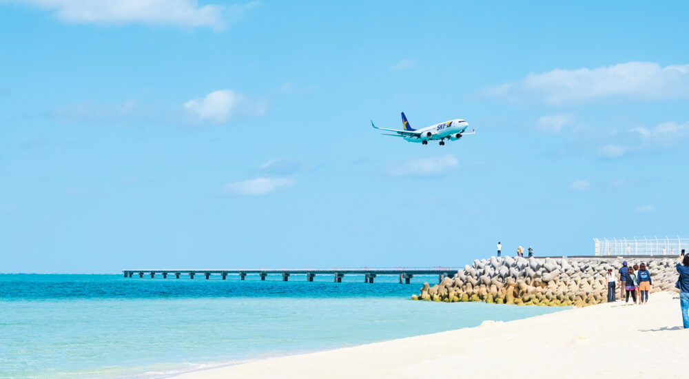 風がぬける透明な海に、 旅客機が降りてくる