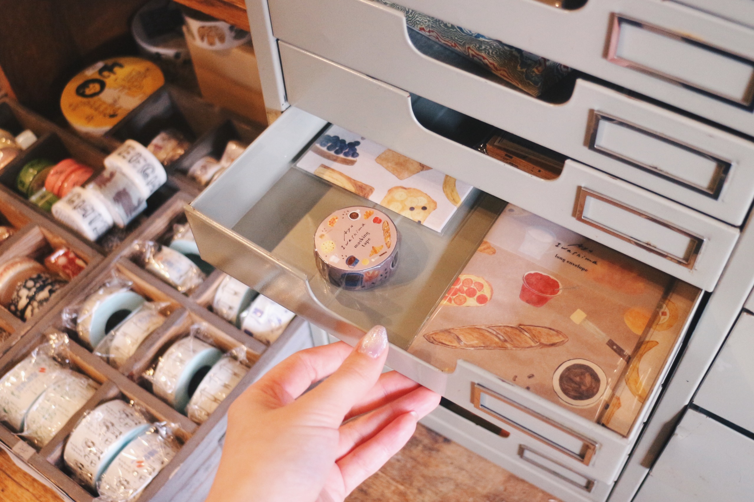 文具の入った引き出しを開ける様子