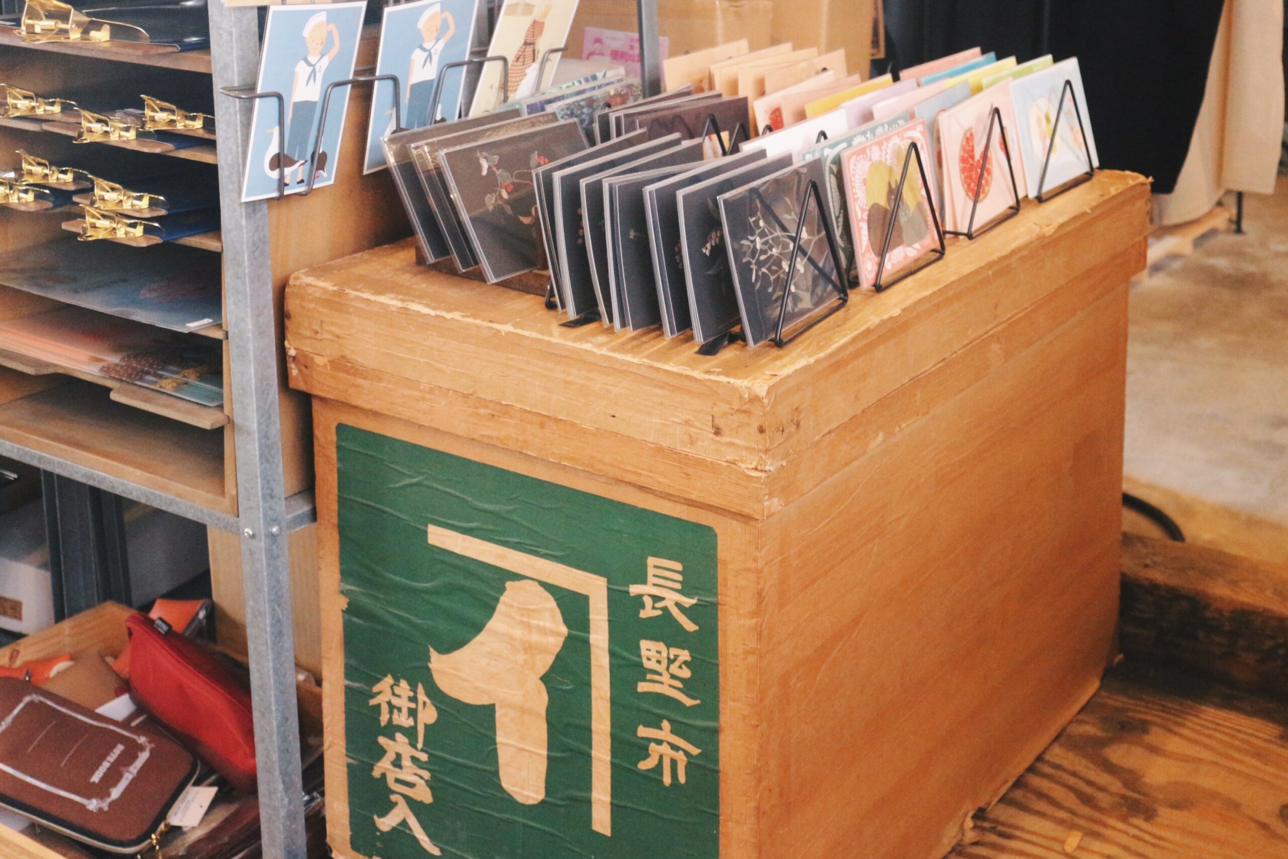 茶箱の上にディスプレイされたポストカード