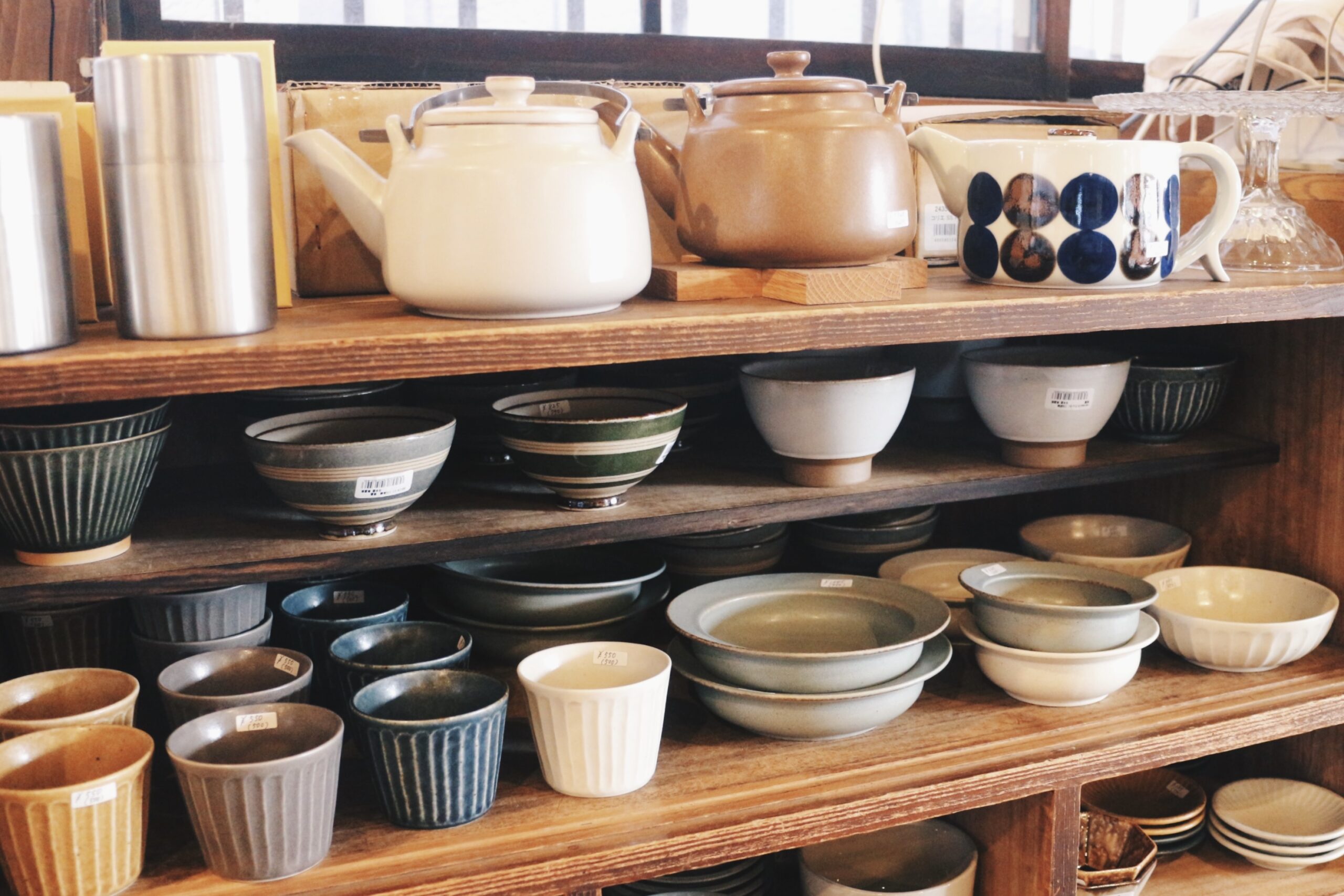 複数並んだ食器