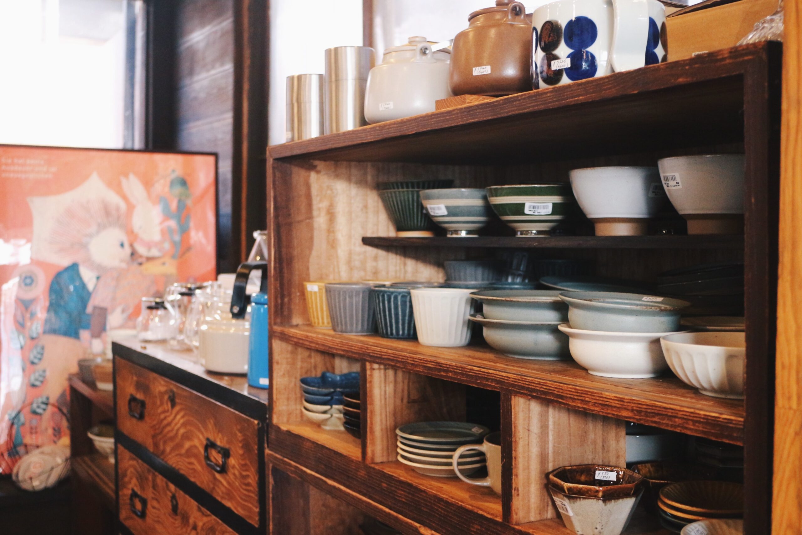 木の什器に並んだ食器