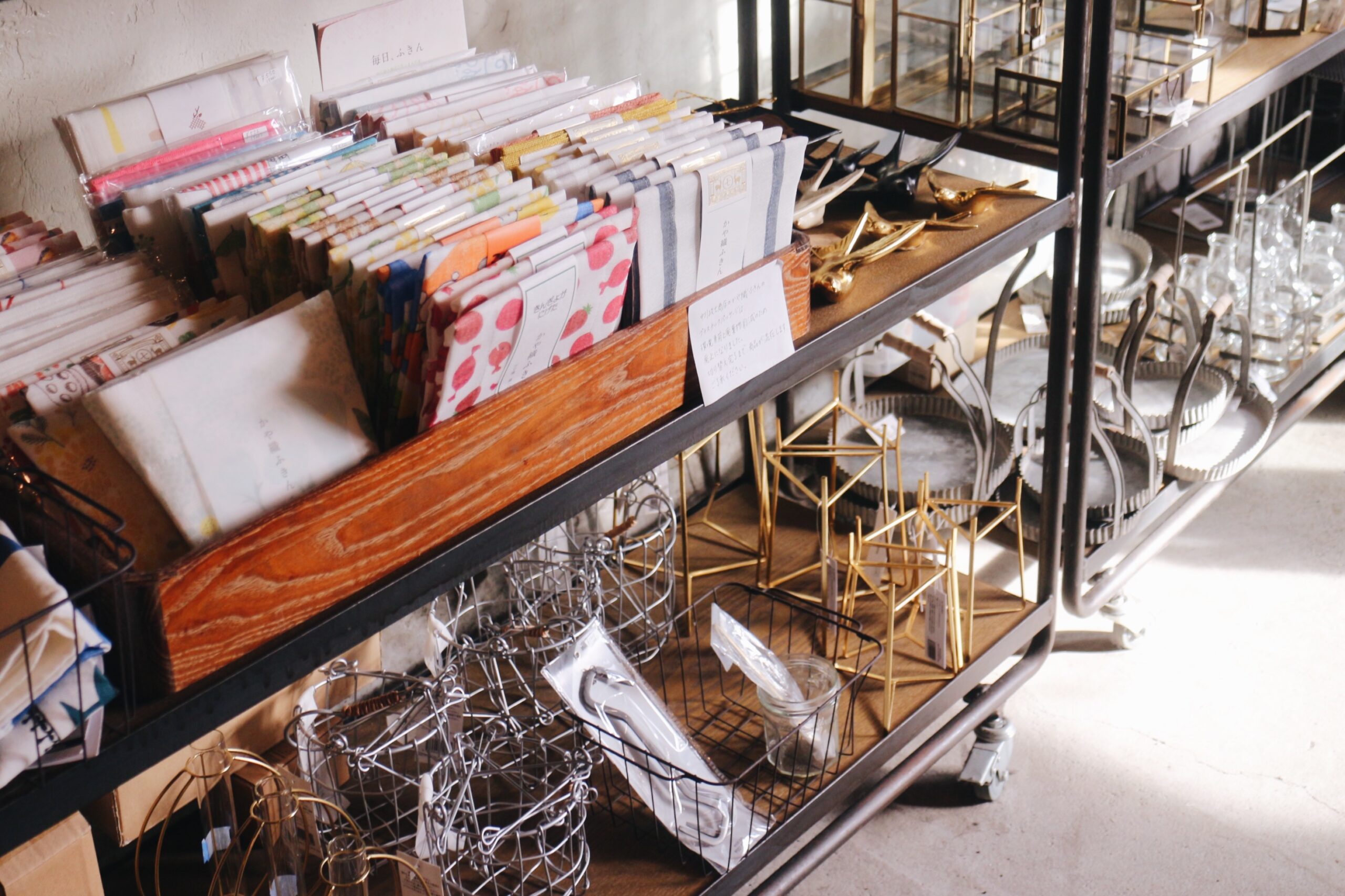 木の什器に並ぶ雑貨やタオル