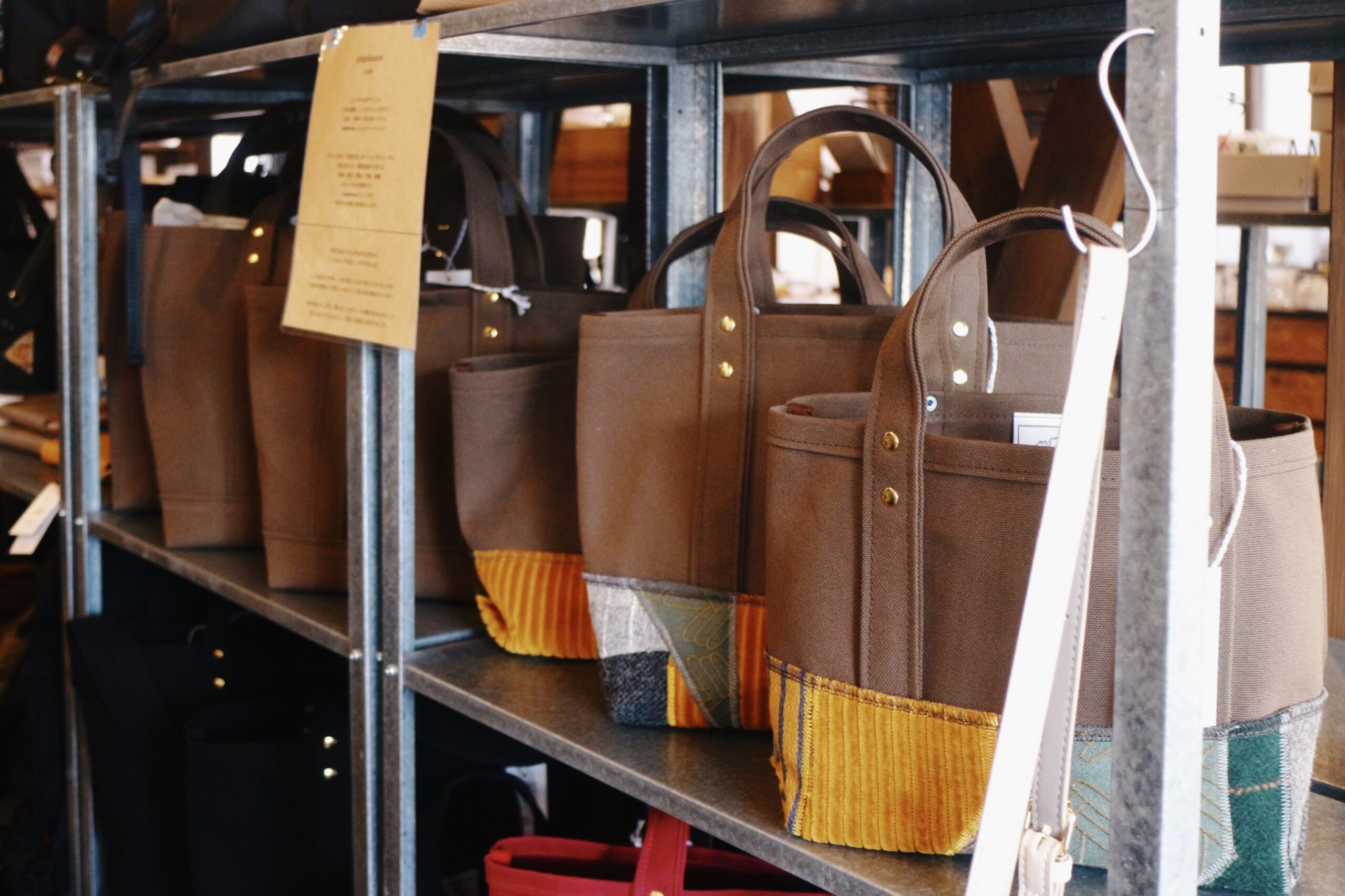 ディスプレイされた帆布バッグ