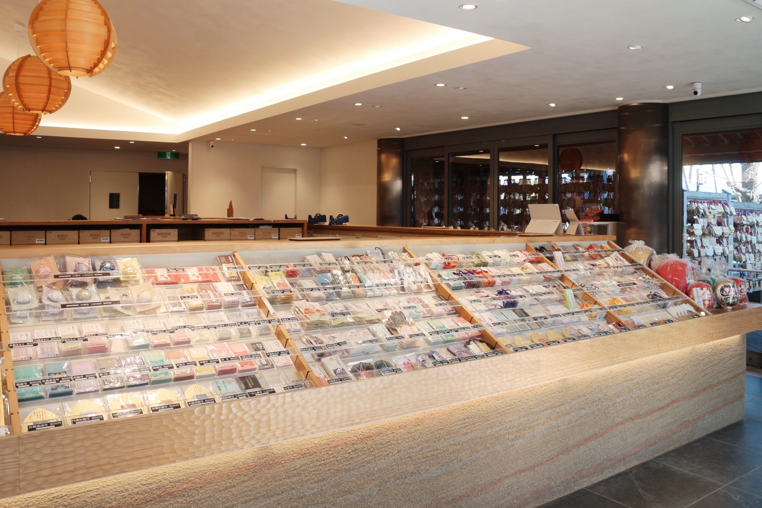 善光寺「授与品所」の内観