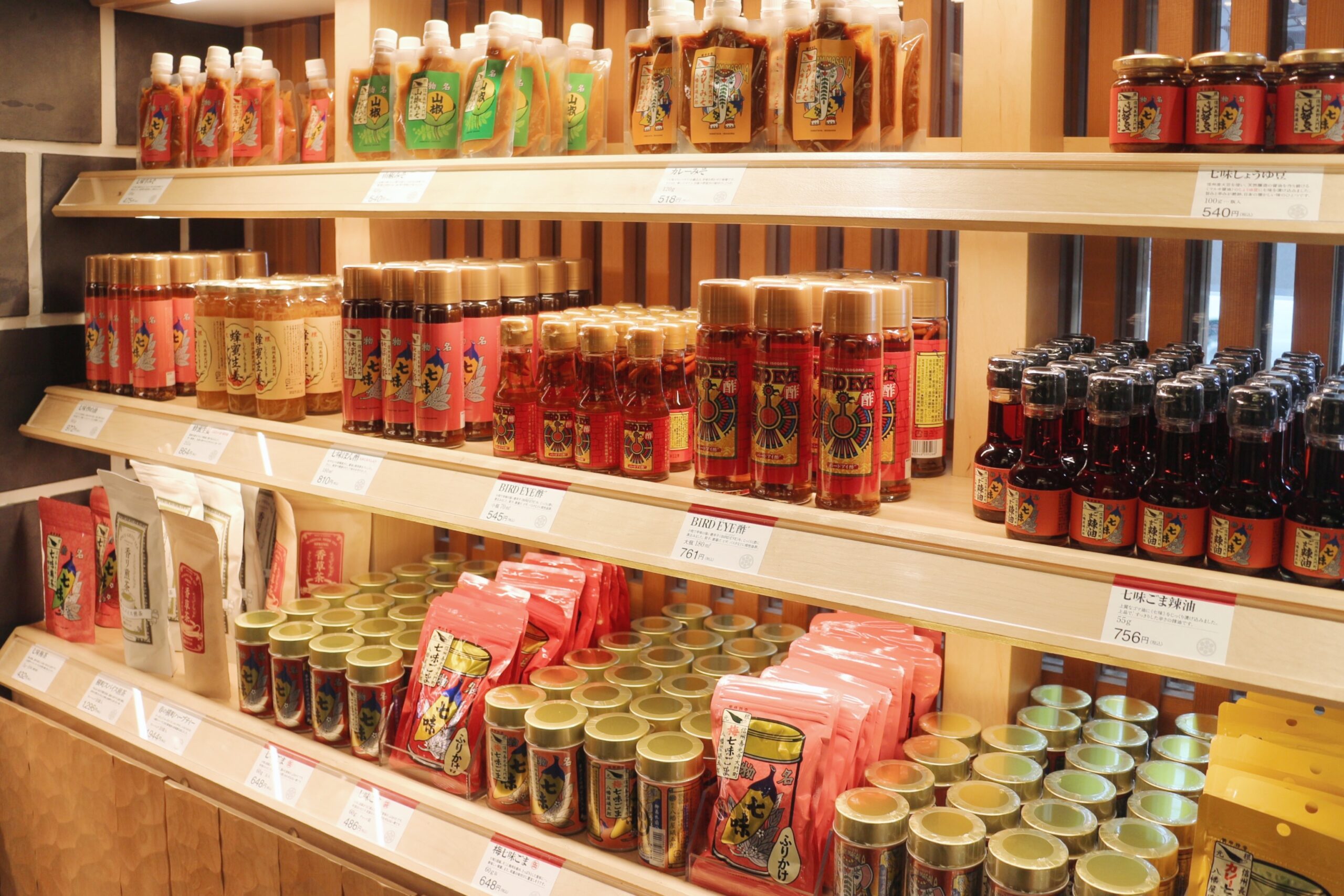 陳列された「根元 八幡屋礒五郎」の商品