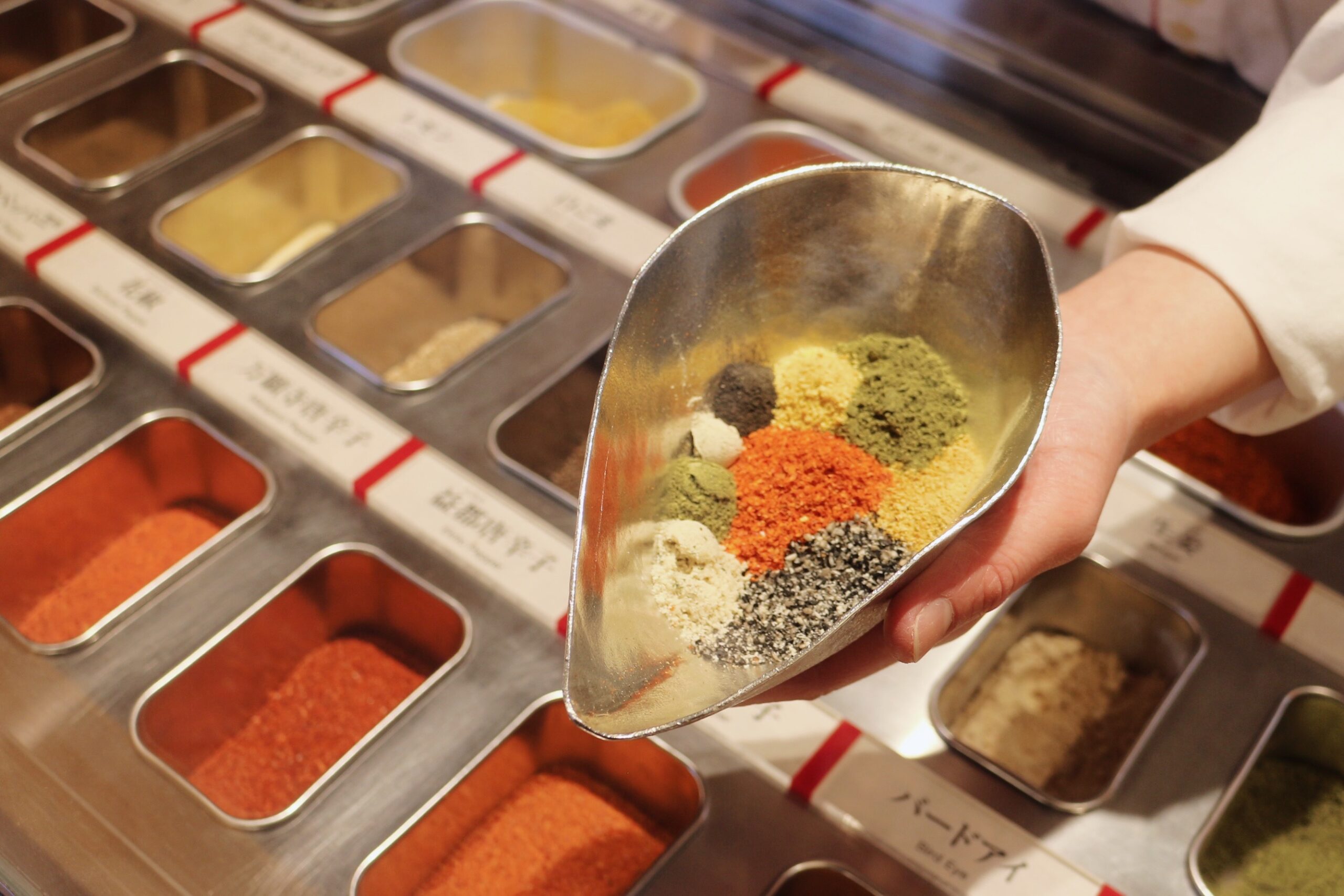 シルバーの器に盛られたブレンド七味