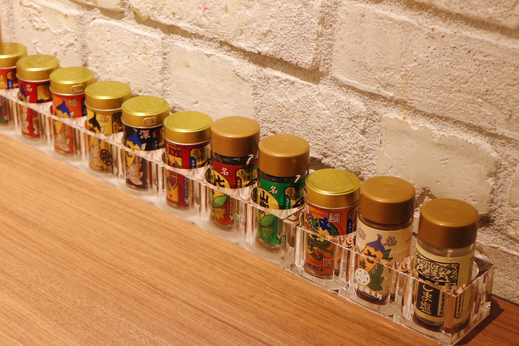 テーブルに並んだ「根元 八幡屋礒五郎本店」の商品