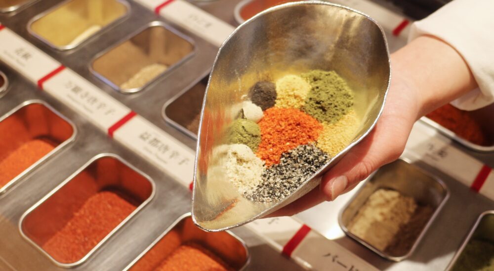 長野の七味唐辛子専門店「根元 八幡屋礒五郎」本店で自分だけの七味を作る