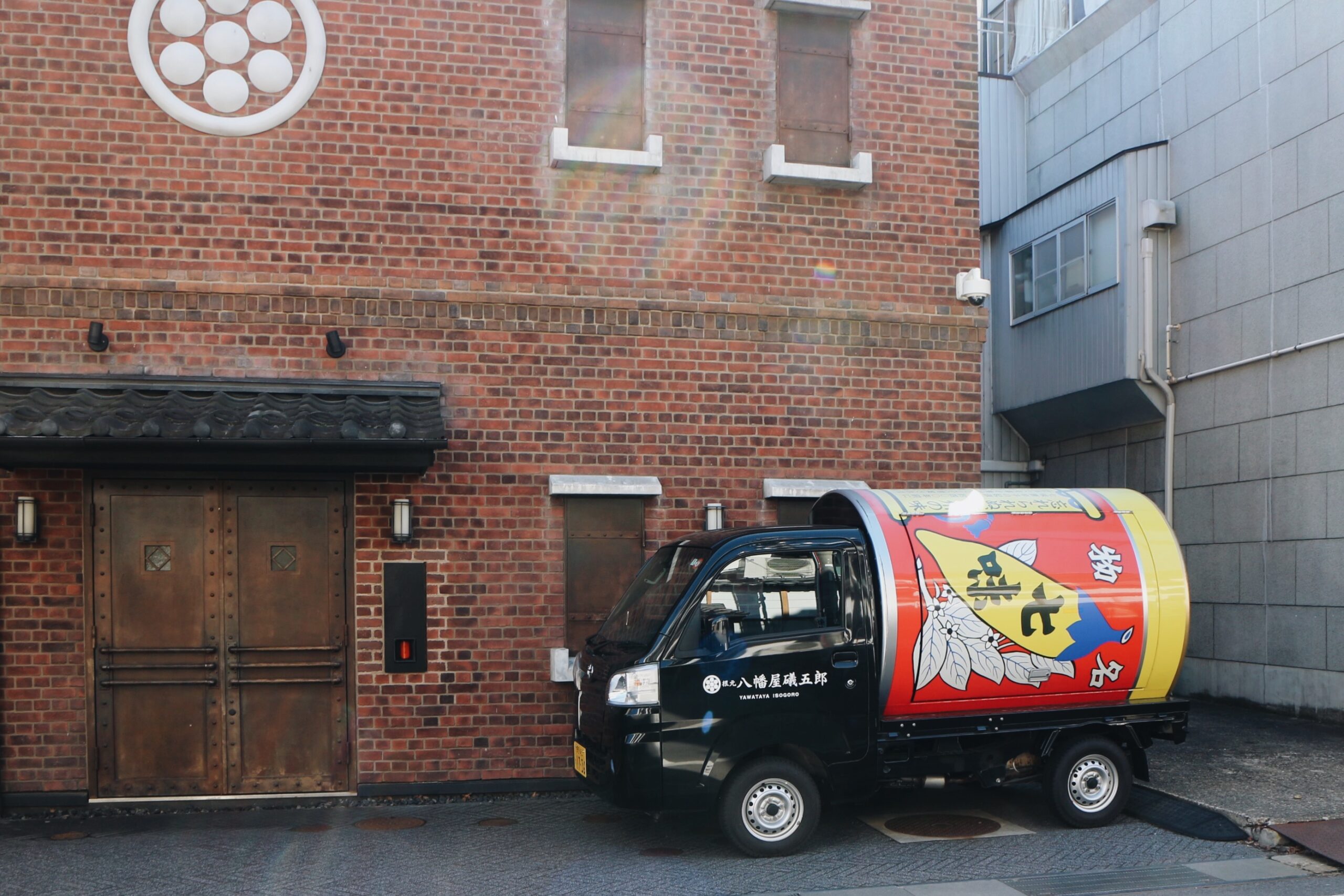 七味唐からし缶がのったトラック