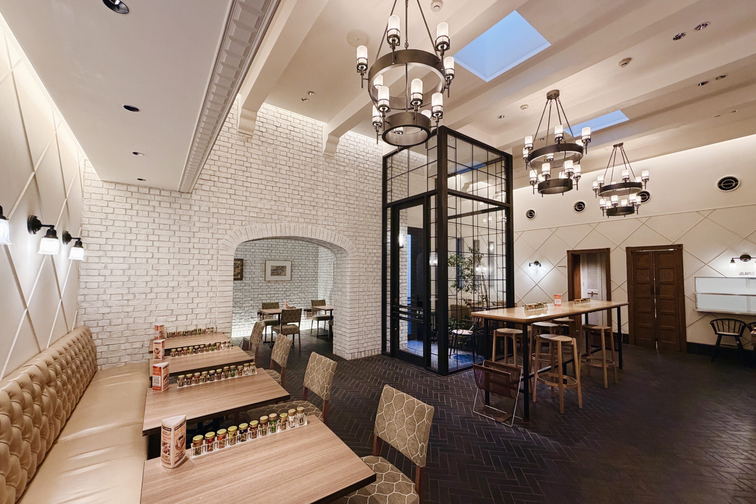 「横町カフェ」の店内