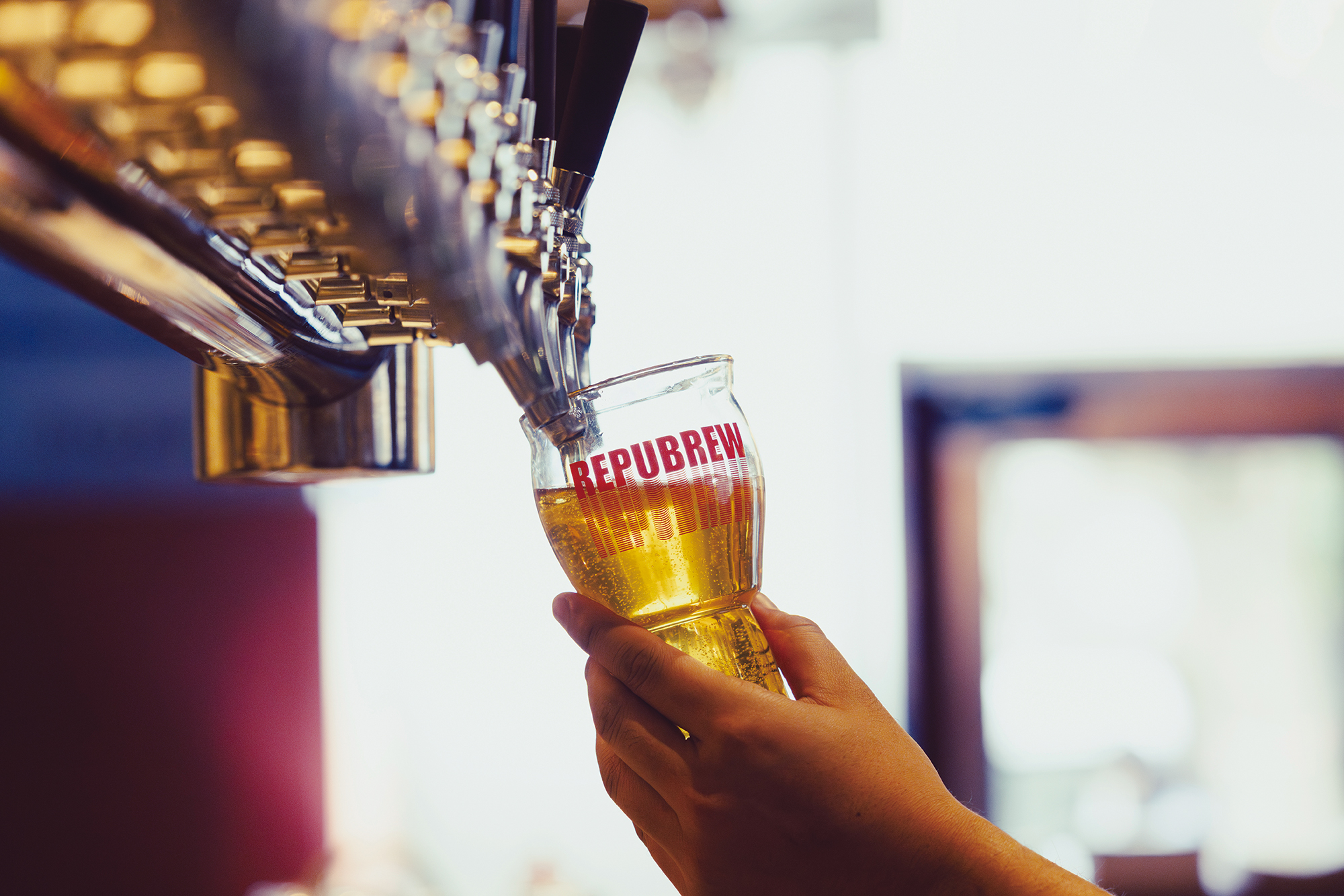 サーバーから注がれるビール