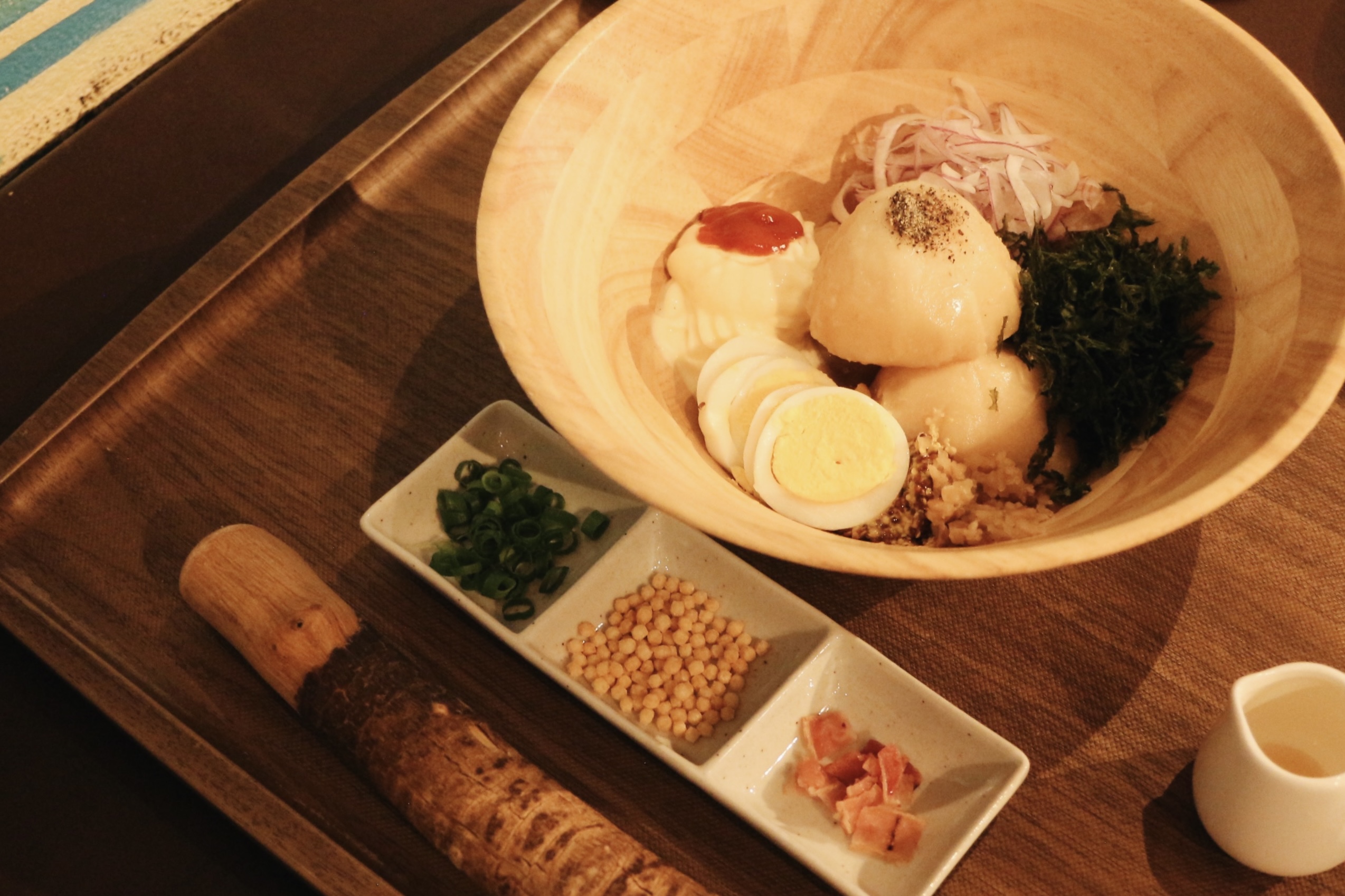 木の器に盛られたじゃがいもや調味料