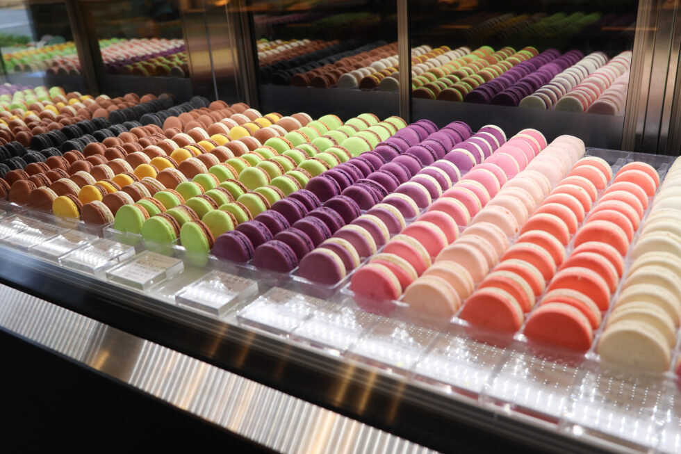 富山県 フランス菓子店「ムッシュージー」のマカロンが並ぶショーケース