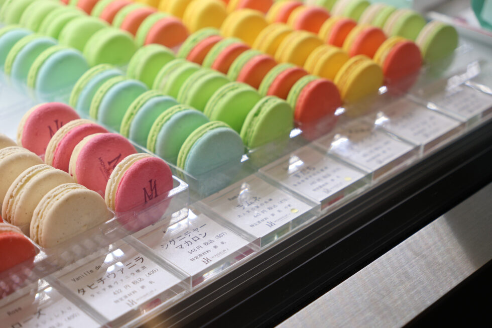 富山県 フランス菓子店「ムッシュージー」のマカロンが並ぶショーケース